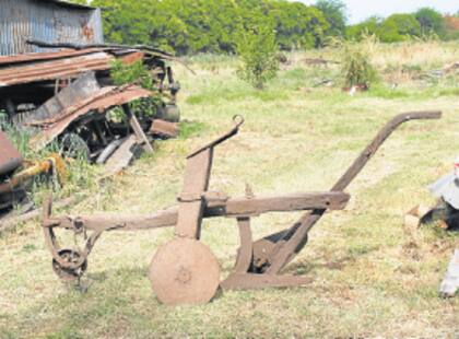 Martínez trabajaba en una finca en Guadalajara, España, cuando un objeto enterrado frenó el arado