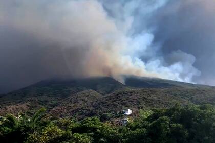 Las laderas comenzaron a incendiarse por la erupción del volcán, que provocó la muerte de un turista