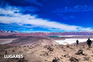 Las lagunas del Pissis, los salares y, como trasfondo, varios de los picos de Los Seismiles, los volcanes más altos del mundo detrás del Himalaya.