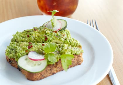 Las láminas de rabanito aportan frescura al Avocado Toast