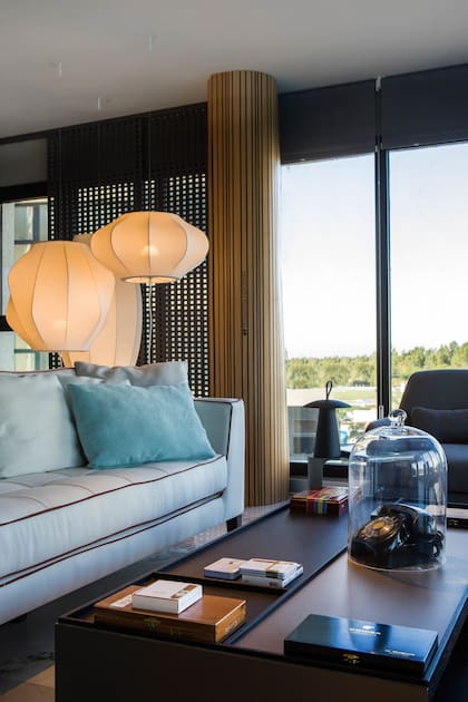 La arq. Adriana Randazzo puso las lámparas colgantes al revés usando un sistema de tensores, lo cual hace que parezcan flotar en el espacio, además de acercar un elemento por lo general más distante.