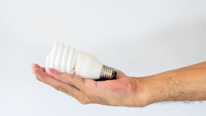 Las lámparas de bajo consumo pueden ahorrar hasta un 80% de energía en comparación con las bombillas comunes.