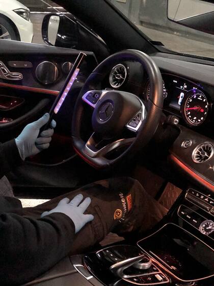 Las lámparas de luz ultravioleta esterilizan las superficies del vehículo