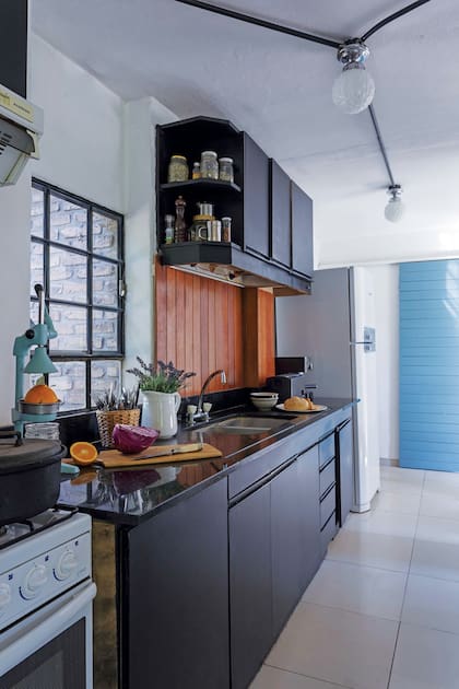 Las lámparas de techo diseñadas por Agostina se conectaron con un cable bien grueso y oscuro, a tono con el mobiliario.