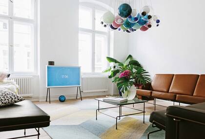 El living, con espectaculares lámparas de vidrio soplado de Bocci, sillones ‘Traffic’ de Konstantin Grcic (Magis), y la tele que hicieron para Samsung los hermanos Bouroullec."Este departamento concreta nuestra interpretación de un estilo de vida moderno y urbano".