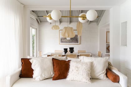 Las lámparas del comedor son obras de una artista que emula distintas semillas en gran escala (Yolegmma Marquez Studio)