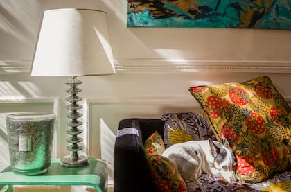 Las lámparas fueron un hallazgo que trajo de un anticuario de Rosario. "Convencí a un amigo de que compráramos una cada uno, pero después me arrepentí y le compré la suya".