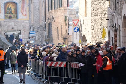 Las largas filas para entrar a la basílica en Asís.