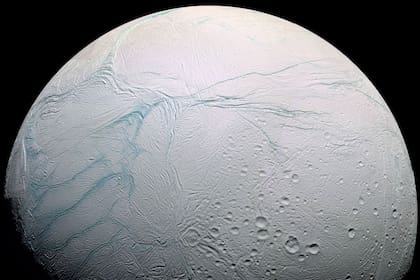 Las largas fracturas conocidas como rayas de tigre decoran la superficie helada de la luna de Saturno, llamada Encélado