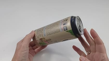 Las latas de aluminio vacías convertidas en macetas demuestran un estilo de vida más sostenible y consciente