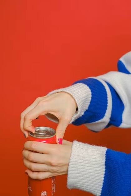 Las latas de gaseosa podrían contener bacterias y hongos perjudiciales para la salud