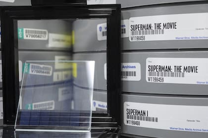 Las latas que almacenan la copia original de Superman (1978) y su versión en un cristal de cuarzo