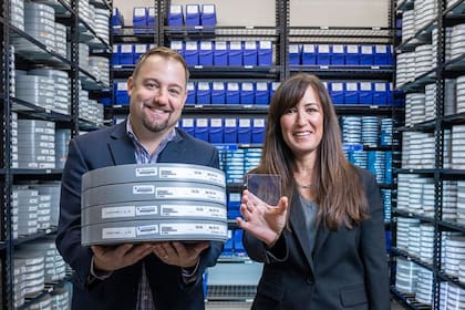 Las latas que almacenan la copia original de Superman (1978) y su versión en un cristal de cuarzo