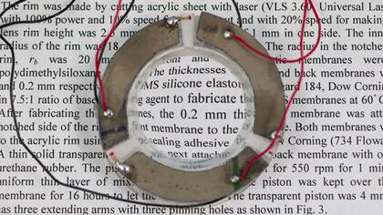 Las lentes son membranas con glicerina; cambia su curvatura por unos actuadores controlados por un dispositivo dentro de los anteojos