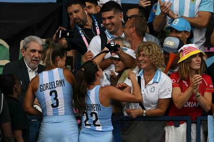 Las Leonas celebran con familiares y Aníbal Fernández, presidente de la Confederación Argentina de Hockey