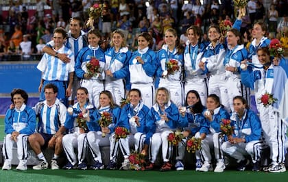 Las Leonas con las medallas plateadas en Sydney 2000, un momento sublime para jugadoras y cuerpo técnico