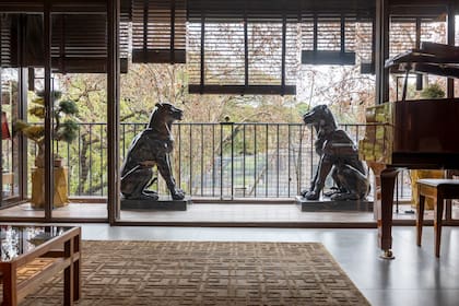 Las leonas de bronce traídas de Francia en los 90 (que pertenecieron al dueño del Four Seasons) son las favoritas de Martín.