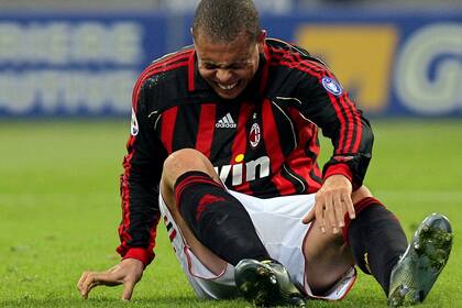 Las lesiones de Ronaldo pusieron en riesgo su continuidad en varias ocasiones; en este caso, con la camiseta de Milan.