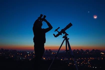 Las letras pueden observarse fácilmente a través de un telescopio