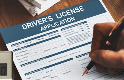 Las leyes de algunos estados permiten a los indocumentados tener una licencia; en Florida un requisito es comprobar la ciudadanía o presencia legal