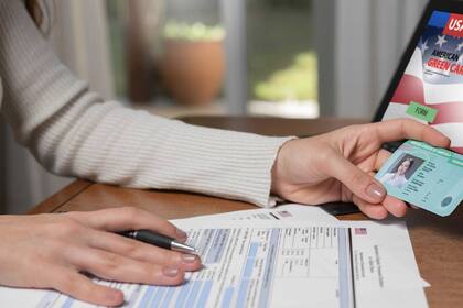 Las leyes de inmigración de EE.UU. permiten que ciertos extranjeros que son familiares obtengan la tarjeta