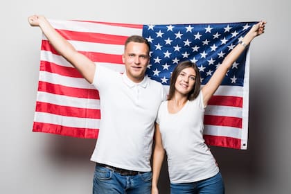 Las leyes de inmigración de Estados Unidos proveen a los extranjeros diversas maneras para convertirse en residentes permanentes legales