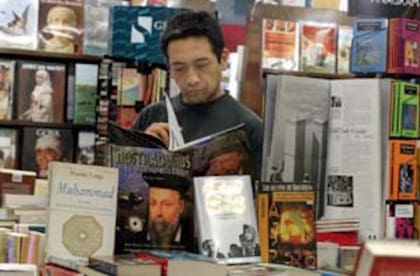 Las librerías despliegan los textos de Nostradamus, uno de los más pedidos