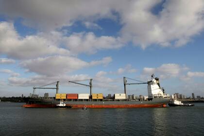 Las limitaciones impuestas en los plazos de liquidación de divisas ya afectan a algunos exportadores y a sus clientes; las automotrices, complicadas para importar por las restricciones al giro de deudas