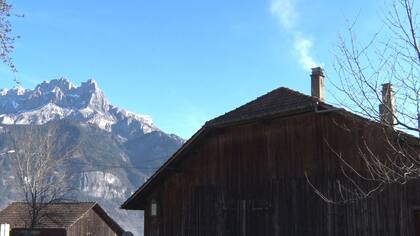 Las lindas aldeas son parte del encanto alpino, pero el volumen de humo que despide la madera es perjudicial.