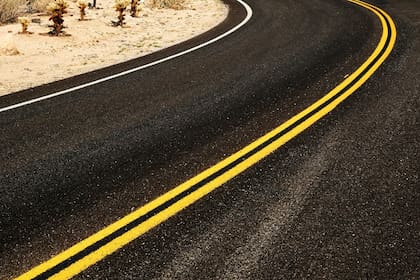 Las líneas amarillas dobles desempeñan un papel importante en el control del tráfico