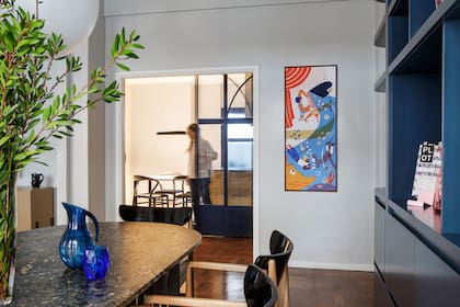 Las líneas curvas son un recurso que las arquitectas valoran porque suman calidez y, en este caso, remiten al estilo antiguo del departamento.