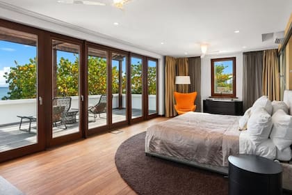 Las líneas limpias y los tonos claros definen al inmueble