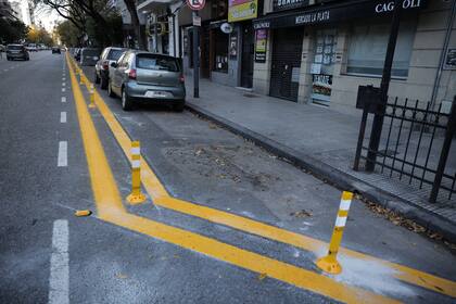 Las líneas recién pintadas en Avenida La Plata y Rivadavia