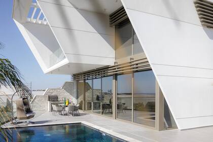 Las líneas rectas de la arquitectura se convirtieron en la base del proyecto y fluyeron al interior transformándose en la decoración principal.