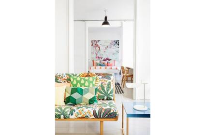 Las líneas retro propias del asiento de madera se ven reforzadas con un tapizado "Flower Power". Foto: stylecarrot.com