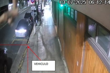 Las líneas rojas señalan el sitio donde quedó estacionada y con daños en su trompa la camioneta Toyota SW4 del acusado sobre la calle Julián Álvarez al 2700