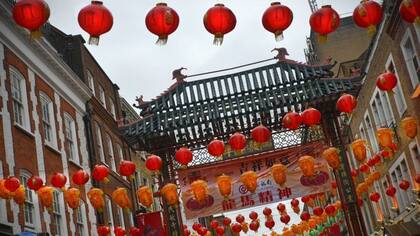 Las linternas rojas colgantes son uno de los adornos principales de la celebración de Año Nuevo en China y en las comunidades del país asiático alrededor del mundo.