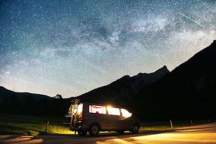 Las Líridas viajan a unos 50 kilómetros por segundo, por lo que dejan estelas visibles y a veces persistentes a su paso que se pueden observar desde EE.UU.