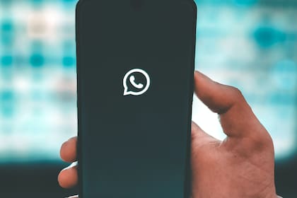 Las listas de difusión permiten enviarle mensajes solo a personas que tengan agendado el número de origen