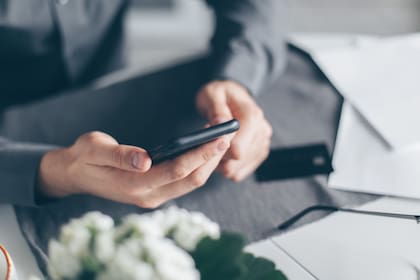 Las llamadas perdidas en el celular desde un número desconocido o los mensajes de texto codificados o secretos, pueden ser indicios de una infidelidad
