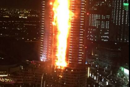 Las llamas ascienden por el edificio del hotel Address