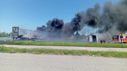 Las llamas consumieron ambos camiones