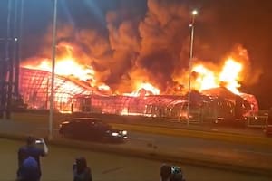 Un feroz incendio devoró por completo un depósito de la Aduana