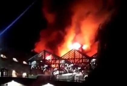Las llamas destruyeron anoche parte del mercado Camden