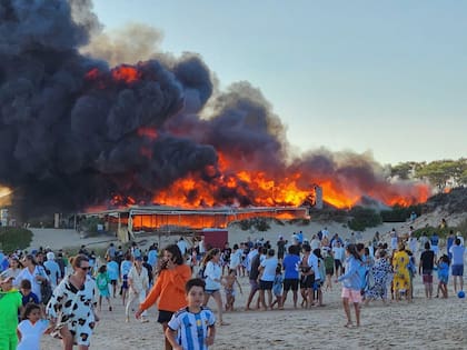 Las llamas devoran el parador La Susana, en Punta del Este