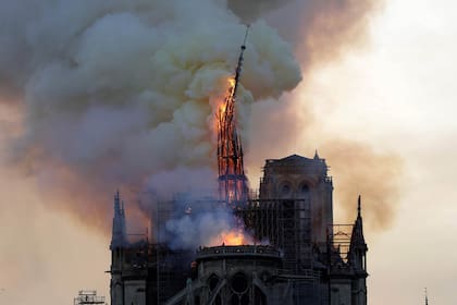 Las llamas envolvieron el techo de la catedral