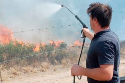 “Las llamas eran arrastradas con vientos de 90 kilómetros por hora y el mismo calor encendía el pasto seco 100 metros antes de llegar el fuego. Fue una locura”, dice.