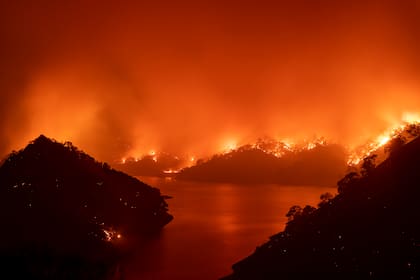 Las llamas rodean el lago Berryessa durante el incendio del LNU Lightning Complex en Napa, California, el 19 de agosto de 2020