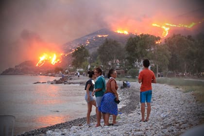 Las llamas se extienden en la ciudad costera del Egeo de Oren, cerca de Milas, en la región de Mugla, en el oeste de Turquía (STR / AFP)