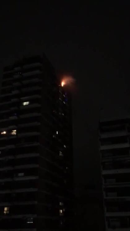 Las llamas se originaron en el piso 22 de un edificio del barrio porteño de Belgrano